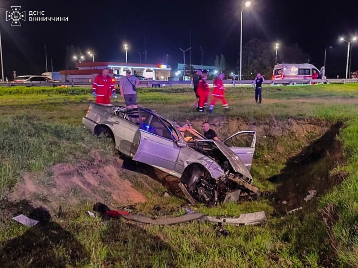 Рятувальники Вінниччині двічі деблокували загиблих із автомобілів та змивали пальне з дороги