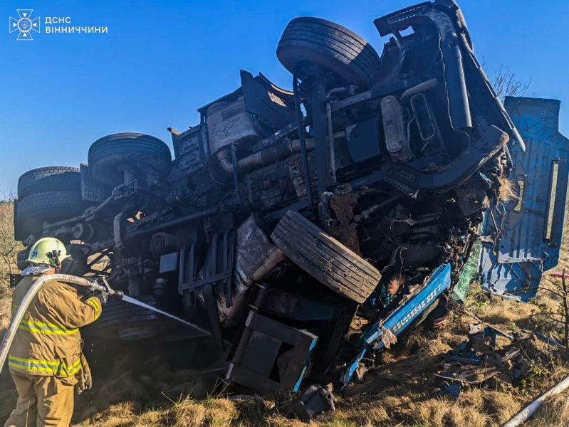 Рятувальники Вінниччині двічі деблокували загиблих із автомобілів та змивали пальне з дороги