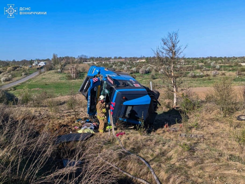 Рятувальники Вінниччині двічі деблокували загиблих із автомобілів та змивали пальне з дороги
