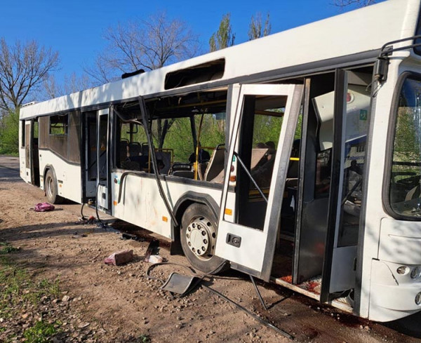 Російські терористи вдарили по автобусу в Марганці: багато загиблих та постраждалих