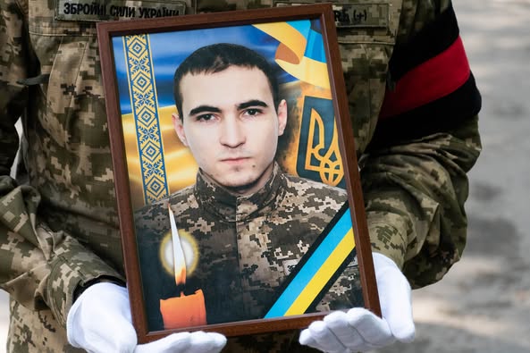 Сьогодні, 24 квітня, Ужгород провів в останню земну путь 26-річного захисника Едуарда Перебзяка