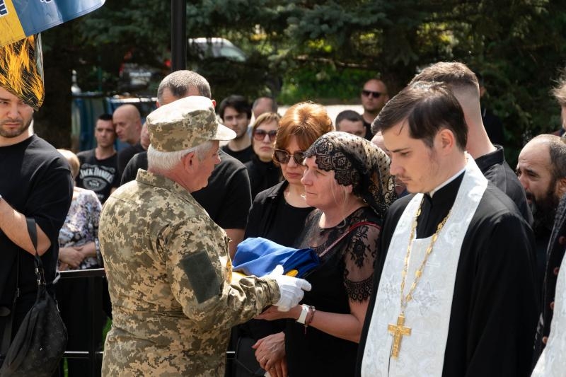 Сьогодні, 24 квітня, Ужгород провів в останню земну путь 26-річного захисника Едуарда Перебзяка