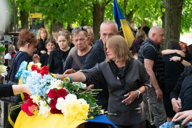 Сьогодні, 24 квітня, Ужгород провів в останню земну путь 26-річного захисника Едуарда Перебзяка