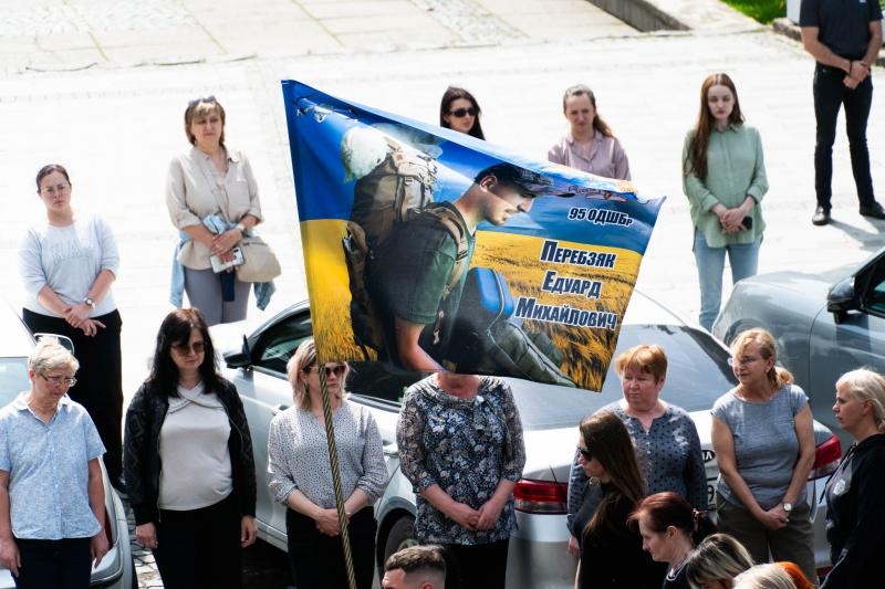 Сьогодні, 24 квітня, Ужгород провів в останню земну путь 26-річного захисника Едуарда Перебзяка