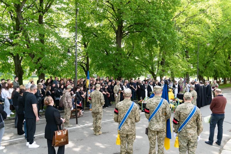 Сьогодні, 24 квітня, Ужгород провів в останню земну путь 26-річного захисника Едуарда Перебзяка