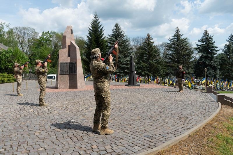 Сьогодні, 24 квітня, Ужгород провів в останню земну путь 26-річного захисника Едуарда Перебзяка