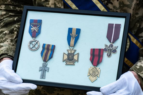 Сьогодні, 24 квітня, Ужгород провів в останню земну путь 26-річного захисника Едуарда Перебзяка