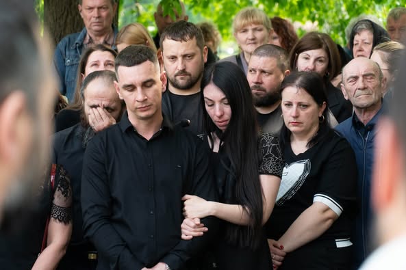 Сьогодні, 24 квітня, Ужгород провів в останню земну путь 26-річного захисника Едуарда Перебзяка