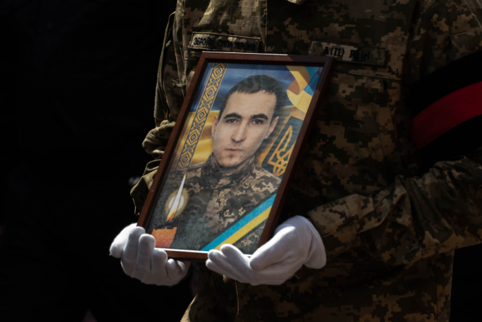 Сьогодні, 24 квітня, Ужгород провів в останню земну путь 26-річного захисника Едуарда Перебзяка