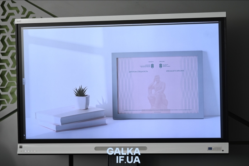 Стало відомо, коли студент (При)Карпатського університету отримають дипломи з новою назвою