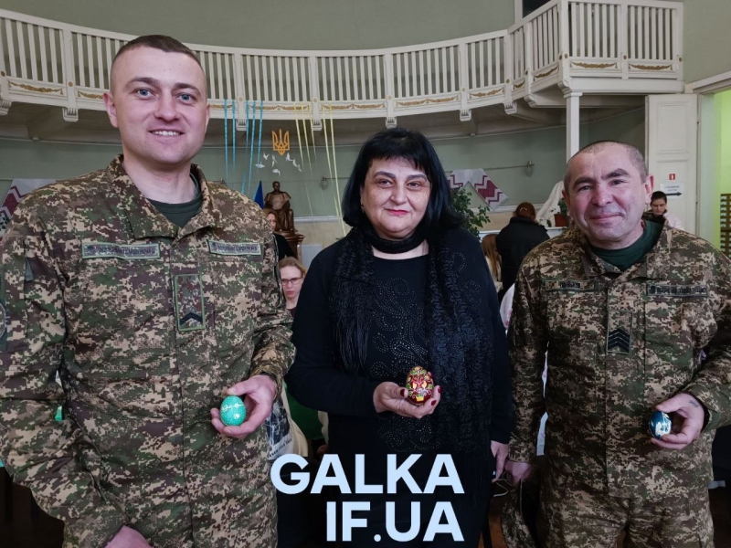 Студенти, викладачі та нацгвардійці розписували писанки у медичному університеті (ФОТО)