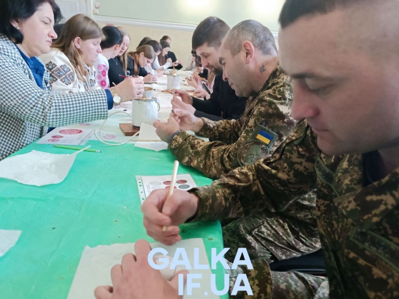 Студенти, викладачі та нацгвардійці розписували писанки у медичному університеті (ФОТО)