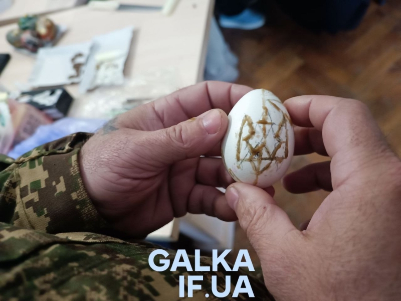 Студенти, викладачі та нацгвардійці розписували писанки у медичному університеті (ФОТО)