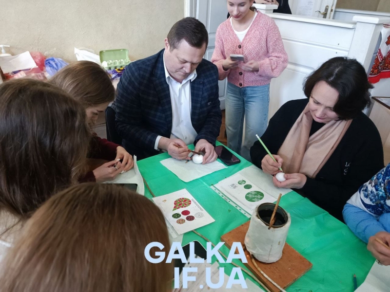 Студенти, викладачі та нацгвардійці розписували писанки у медичному університеті (ФОТО)