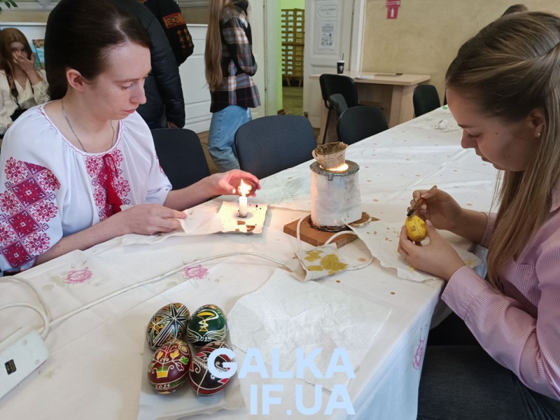 Студенти, викладачі та нацгвардійці розписували писанки у медичному університеті (ФОТО)