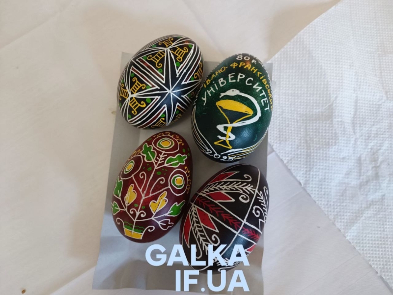 Студенти, викладачі та нацгвардійці розписували писанки у медичному університеті (ФОТО)