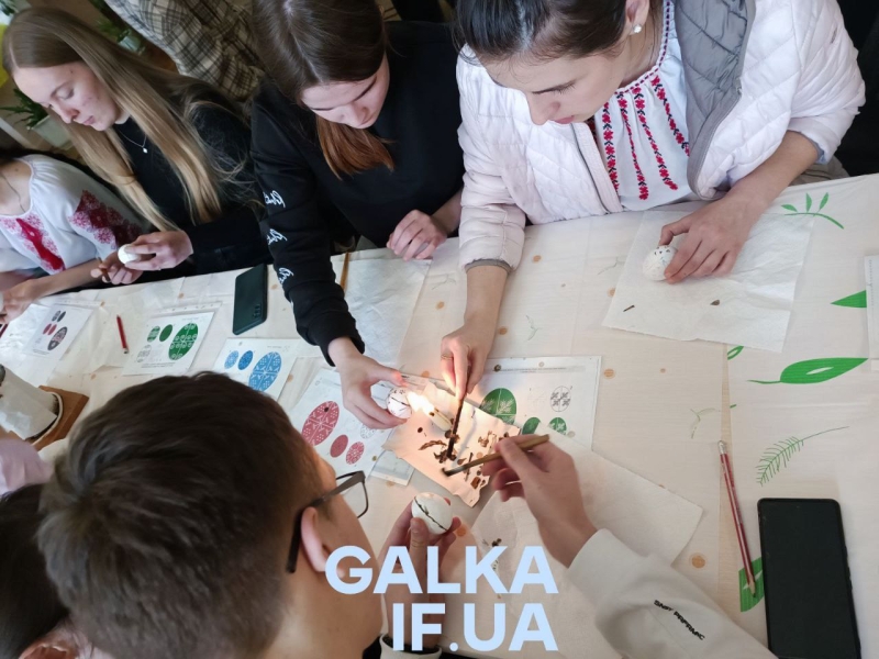 Студенти, викладачі та нацгвардійці розписували писанки у медичному університеті (ФОТО)