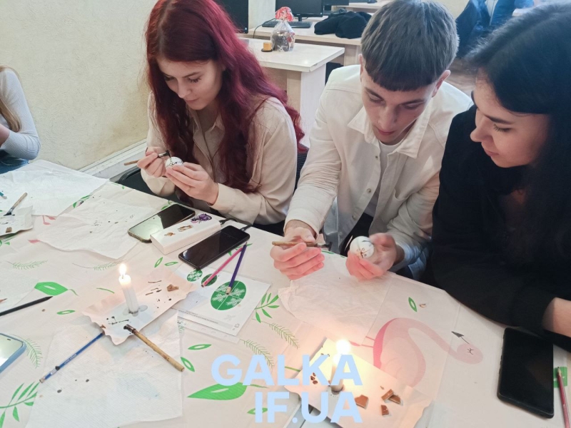 Студенти, викладачі та нацгвардійці розписували писанки у медичному університеті (ФОТО)