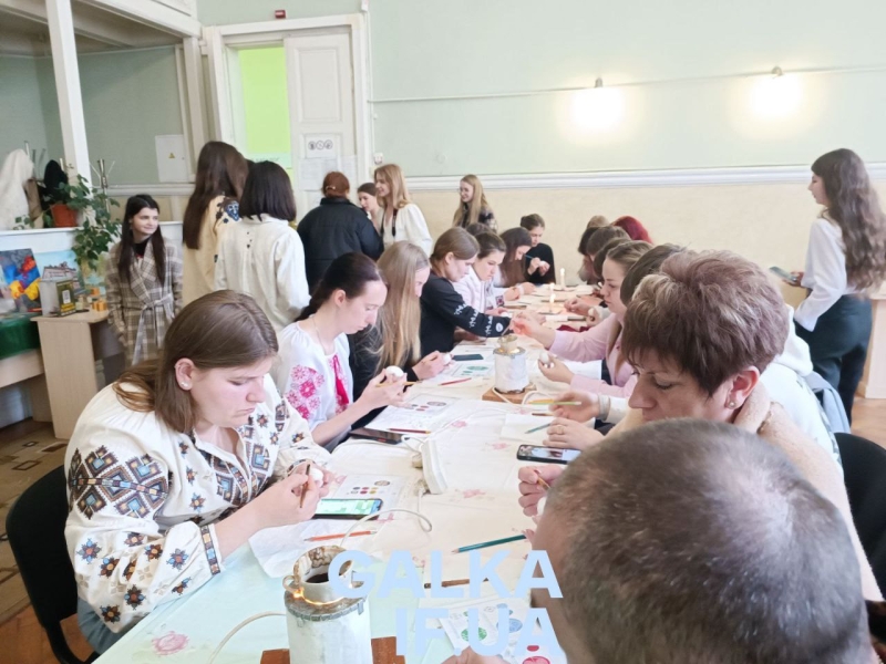 Студенти, викладачі та нацгвардійці розписували писанки у медичному університеті (ФОТО)