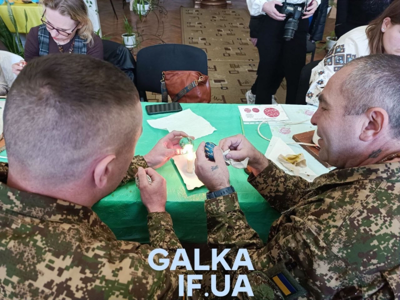 Студенти, викладачі та нацгвардійці розписували писанки у медичному університеті (ФОТО)