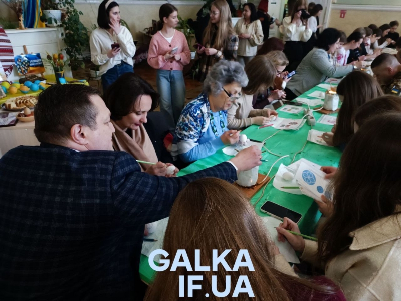 Студенти, викладачі та нацгвардійці розписували писанки у медичному університеті (ФОТО)