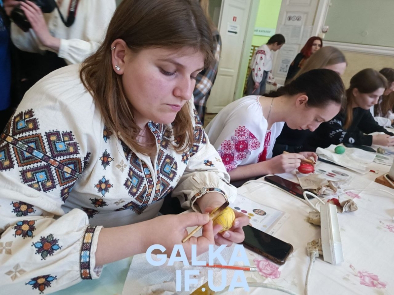 Студенти, викладачі та нацгвардійці розписували писанки у медичному університеті (ФОТО)