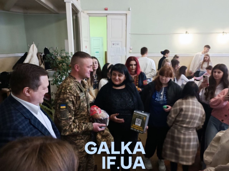 Студенти, викладачі та нацгвардійці розписували писанки у медичному університеті (ФОТО)