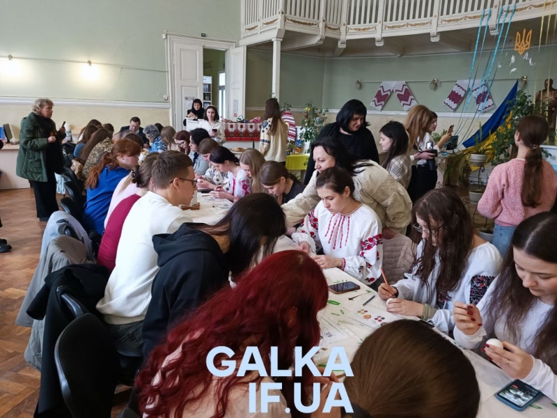 Студенти, викладачі та нацгвардійці розписували писанки у медичному університеті (ФОТО)