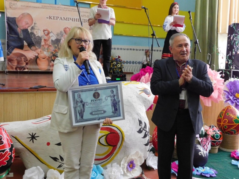 У Барському педколеджі встановили національний рекорд з виготовлення глиняної іграшки «Пищик»