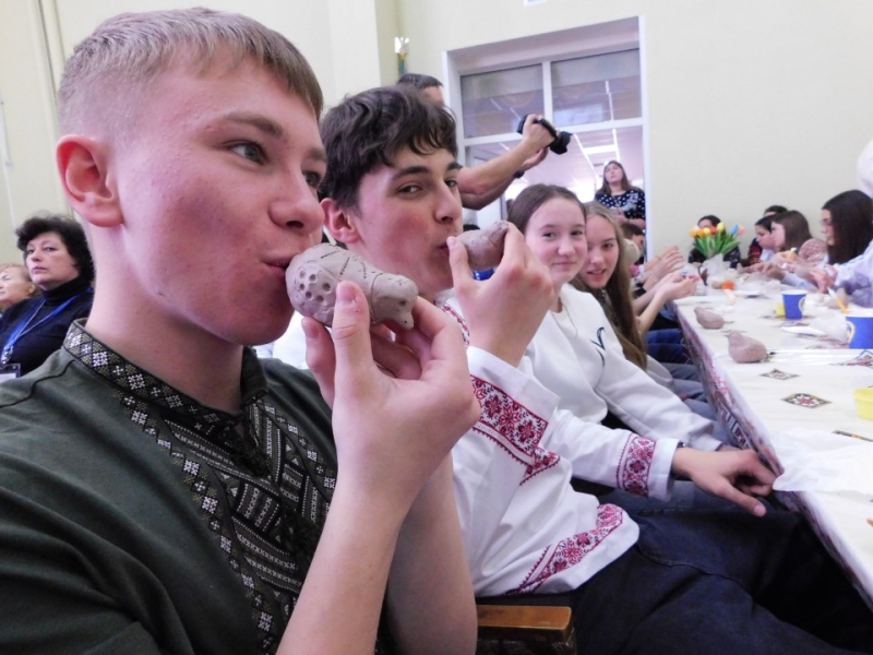 У Барському педколеджі встановили національний рекорд з виготовлення глиняної іграшки «Пищик»