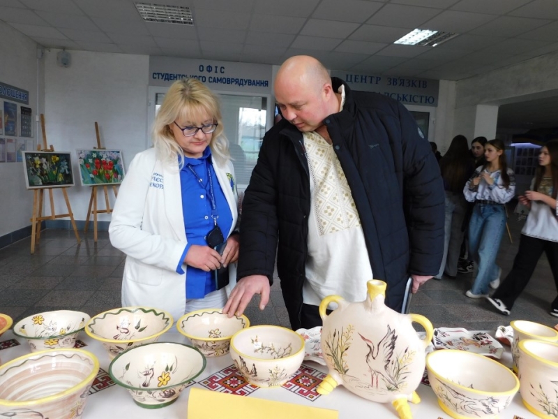 У Барському педколеджі встановили національний рекорд з виготовлення глиняної іграшки «Пищик»