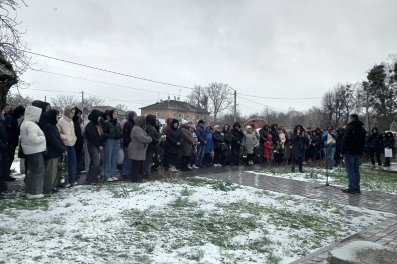 У Чорнухах вшанували пам’ять земляків-захисників, установивши меморіальні дошки на фасаді закладу освіти
