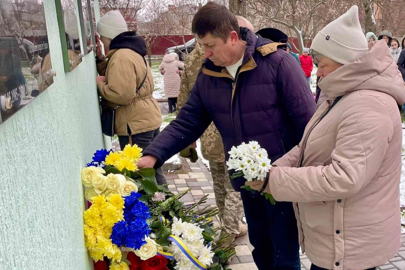 У Чорнухах вшанували пам’ять земляків-захисників, установивши меморіальні дошки на фасаді закладу освіти