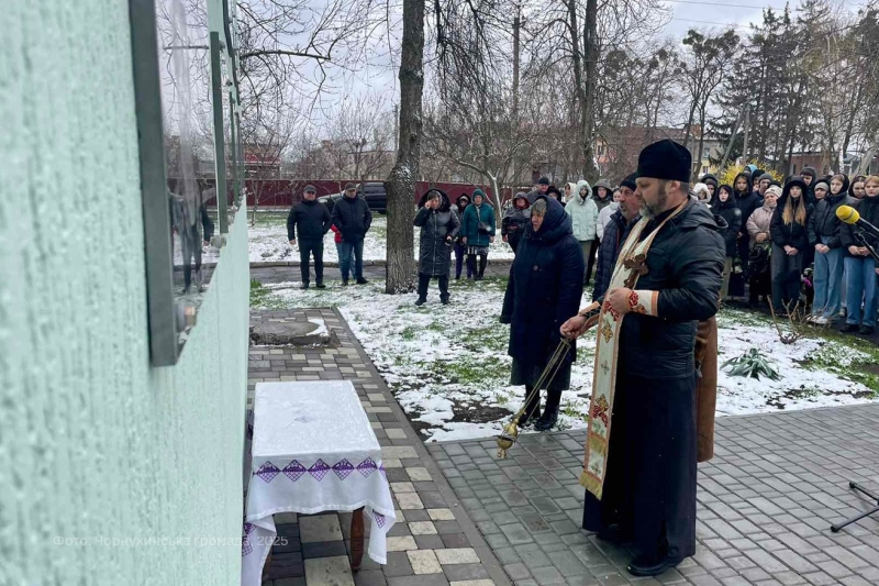 У Чорнухах вшанували пам’ять земляків-захисників, установивши меморіальні дошки на фасаді закладу освіти