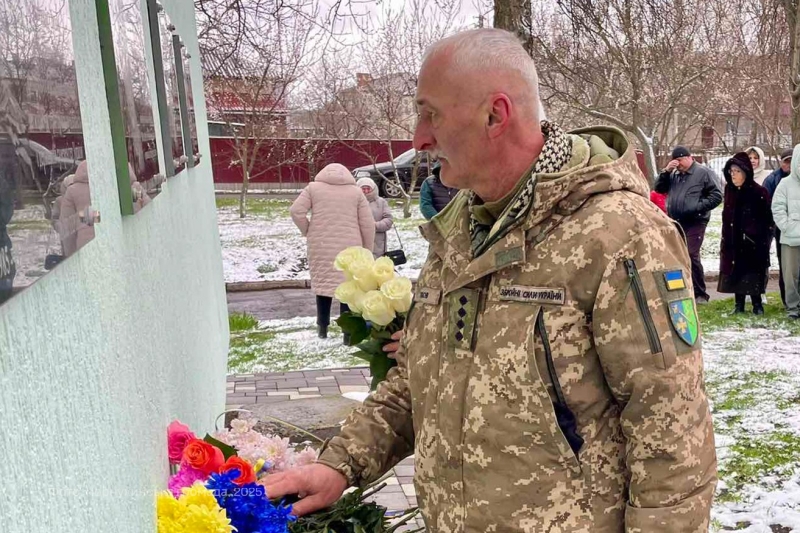 У Чорнухах вшанували пам’ять земляків-захисників, установивши меморіальні дошки на фасаді закладу освіти