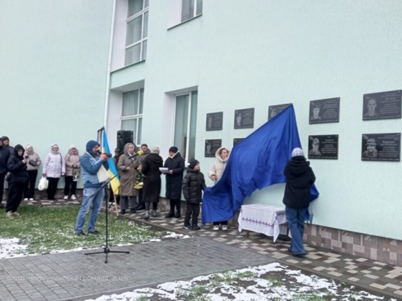 У Чорнухах вшанували пам’ять земляків-захисників, установивши меморіальні дошки на фасаді закладу освіти