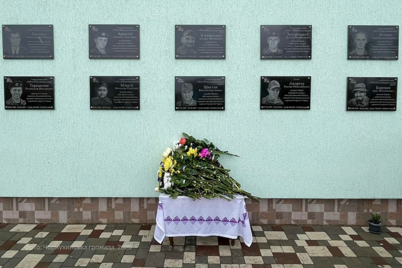 У Чорнухах вшанували пам’ять земляків-захисників, установивши меморіальні дошки на фасаді закладу освіти