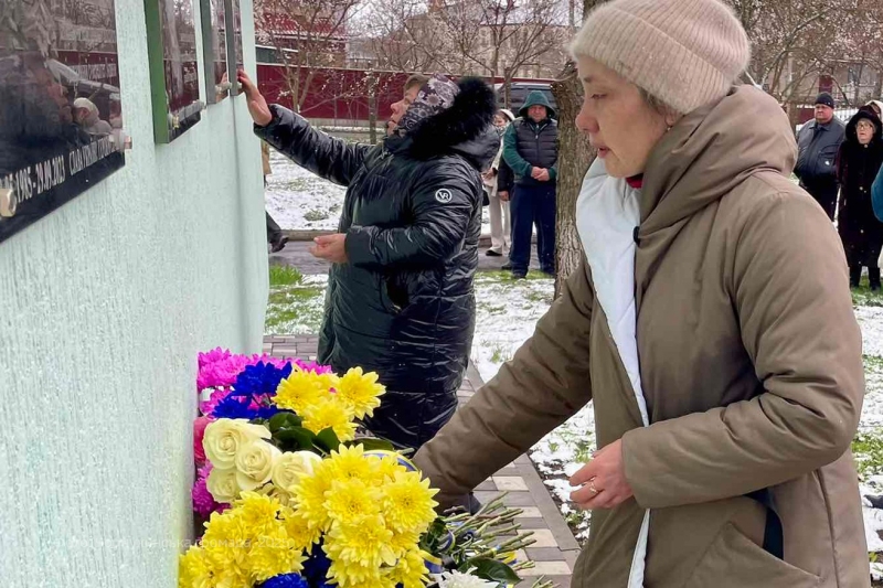 У Чорнухах вшанували пам’ять земляків-захисників, установивши меморіальні дошки на фасаді закладу освіти