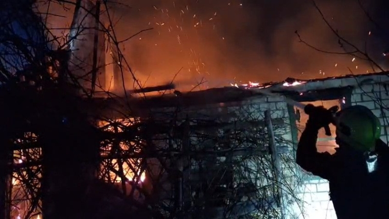 У Конотопі вогнеборці ліквідували загоряння дачного будинку (відео)