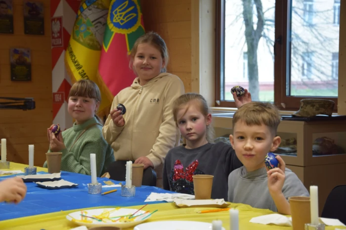 У Луцьку  для дітей прикордонників провели передвеликодній майстер-клас із писанкарства