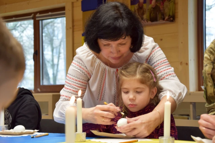 У Луцьку  для дітей прикордонників провели передвеликодній майстер-клас із писанкарства