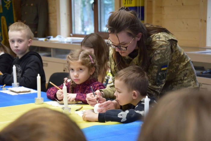 У Луцьку  для дітей прикордонників провели передвеликодній майстер-клас із писанкарства