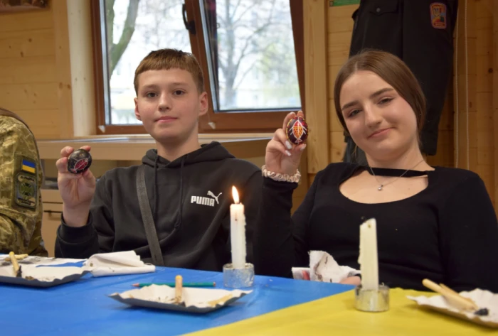 У Луцьку  для дітей прикордонників провели передвеликодній майстер-клас із писанкарства