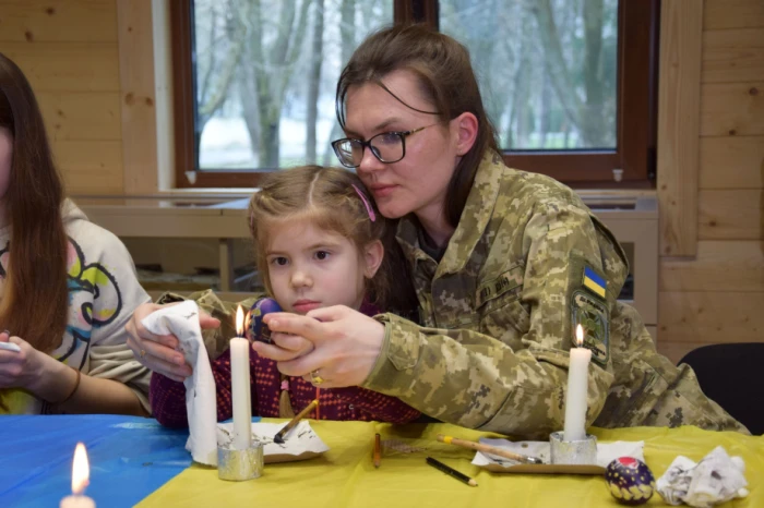 У Луцьку  для дітей прикордонників провели передвеликодній майстер-клас із писанкарства