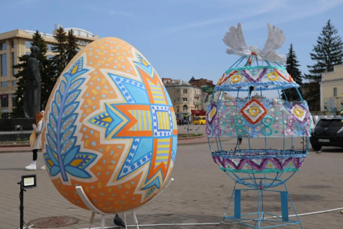У Луцьку до Великодня встановили артінсталяцію та галерею просто неба