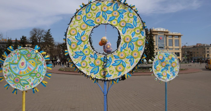 У Луцьку до Великодня встановили артінсталяцію та галерею просто неба