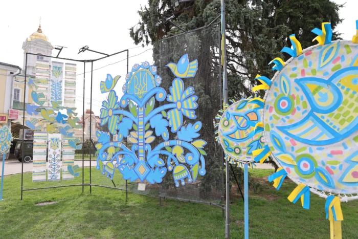 У Луцьку до Великодня встановили артінсталяцію та галерею просто неба