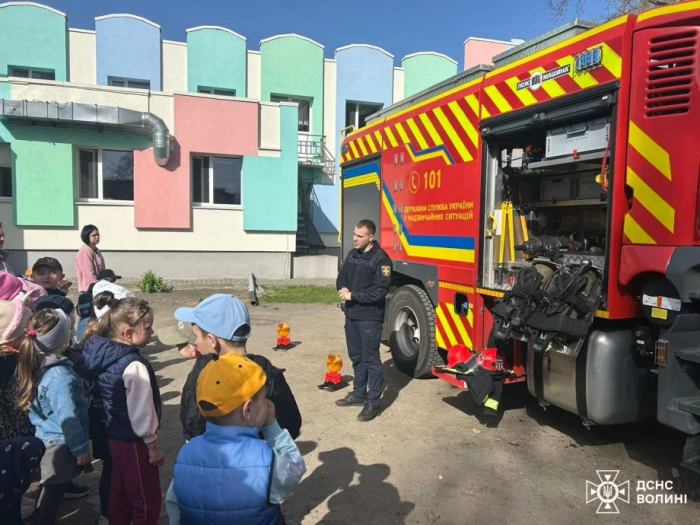 У Луцьку рятувальники  розповіли дітям про безпеку