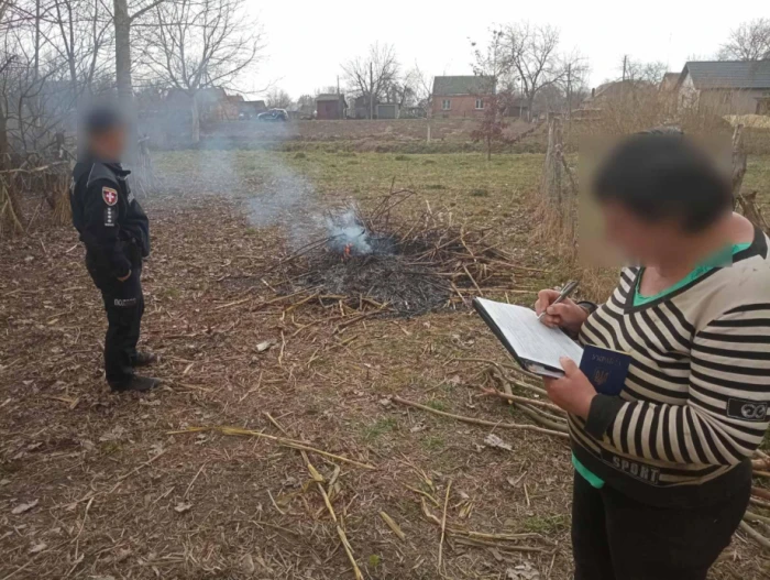 У приватному секторі Луцька оштрафували паліїв листя і зілля