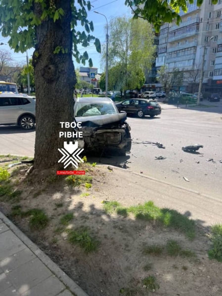 У Рівному авто врізалося у дерево (ФОТО)
